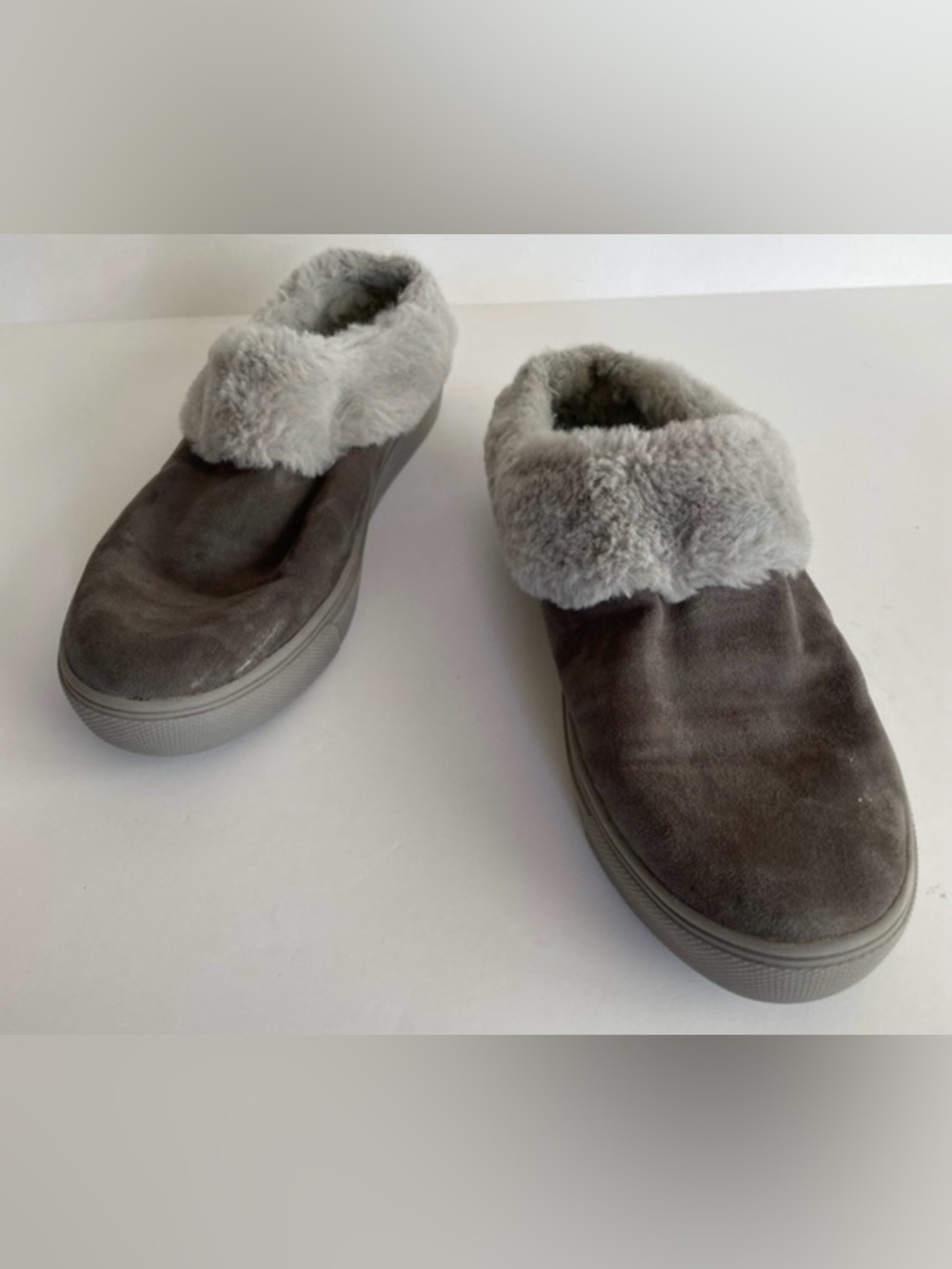 💛 Dr. Scholl’s Grey Faux Fur House Shoes With Rubber Sole